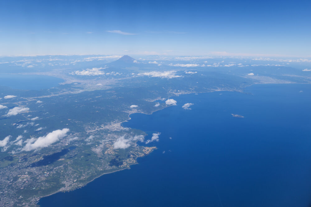 どこかの海岸線と富士山